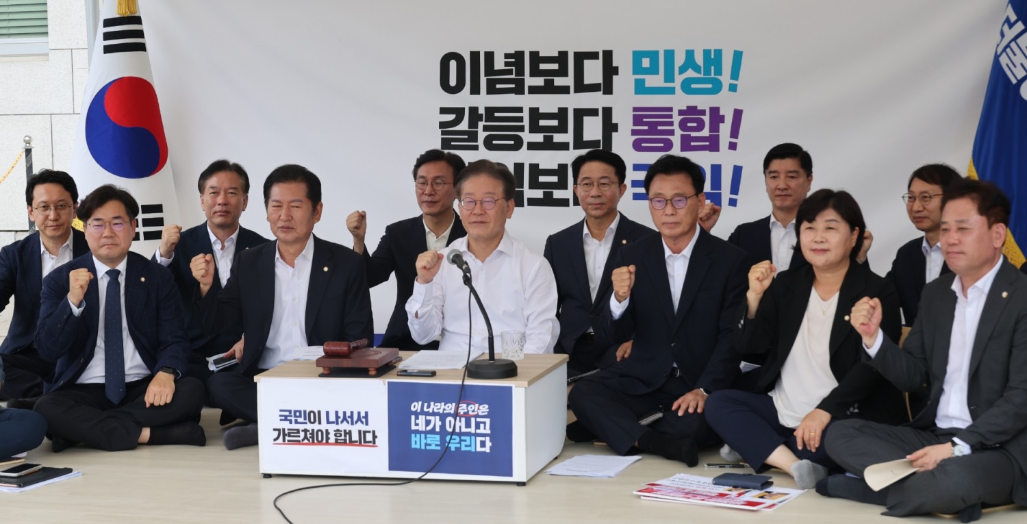 더불어민주당 이재명 대표가 4일 국회 앞 단식투쟁 천막에서 열린 최고위원회의에서 발언하고 있다.사진=연합뉴스
