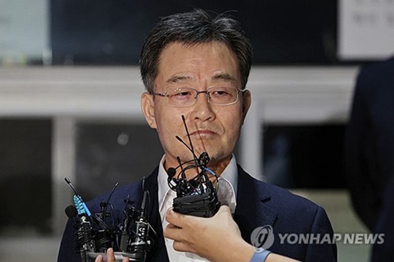 취재진질문듣고있는김만배
