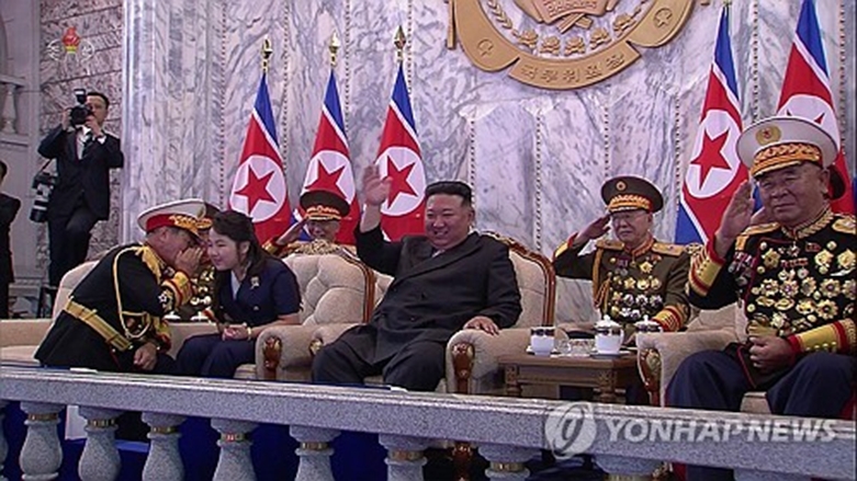 김정은 딸 주애와 귓속말하는 박정천 당 군정지도부장(연합=사진제공)