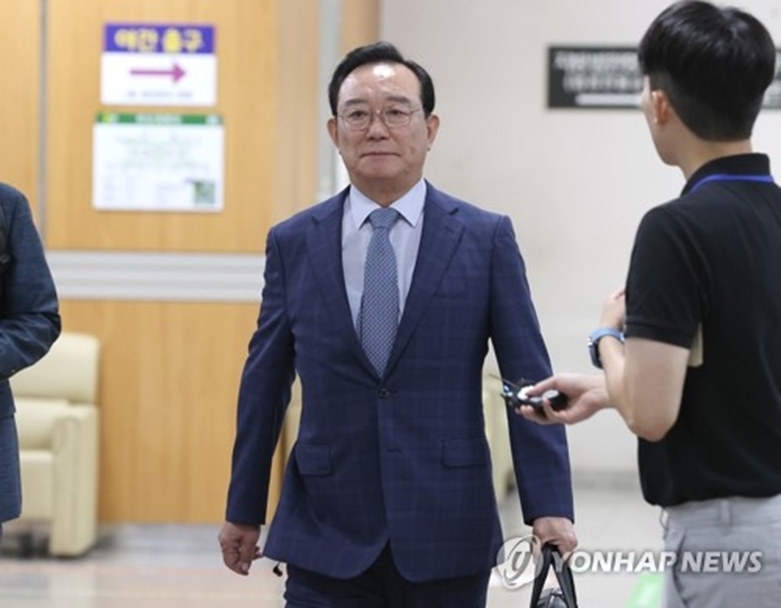 법정 향하는 송철호 전 울산시장(연합=사진제공)