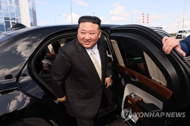 보스토치니 우주기지 방문한 김정은(연합=사진제공)