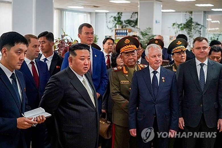 러시아 항공기 공장 시찰하는 김정은(연합=사진제공)