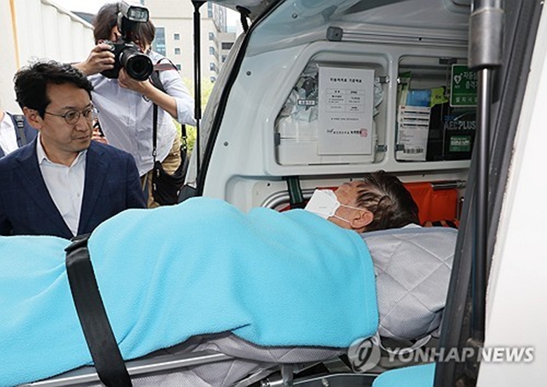 다른 병원으로 이송되는 이재명 대표(사진=연합)