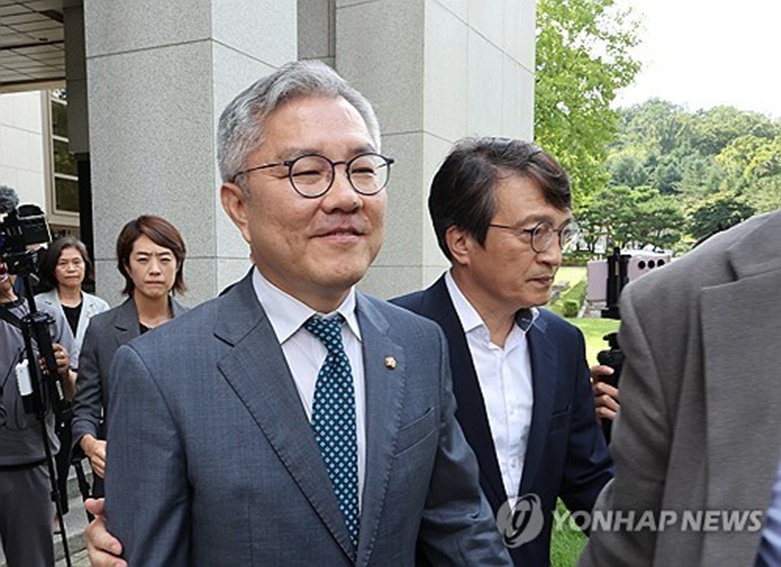'의원직 상실 확정' 대법원 나서는 최강욱 의원(사진=연합)