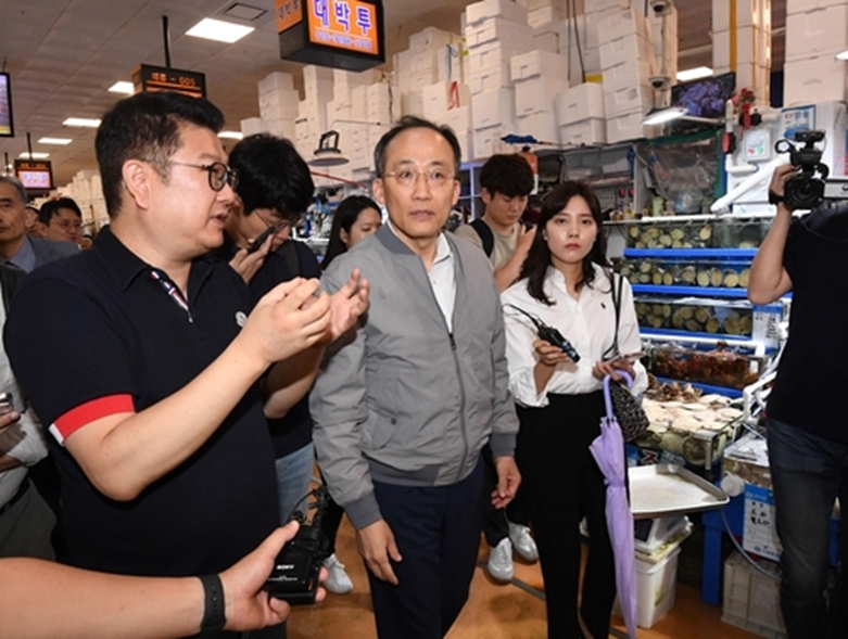 노량진 수산시장 방문한 추경호 부총리(사진=기회재정부)