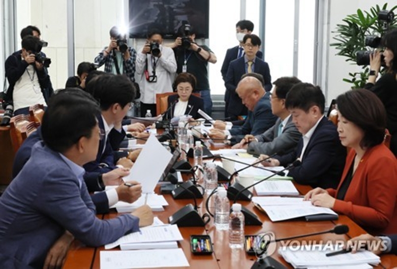 의사봉 두드리는 김정재 국토교통위 국토법안심사소위원장(사진=연합)