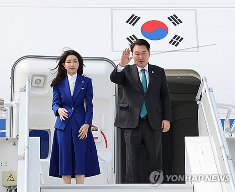유엔총회 참석 마치고 귀국길 오르는 윤석열 대통령 내외(사진=연합)