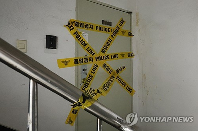 일가족 사망 현장에 설치된 폴리스라인(사진=연합)