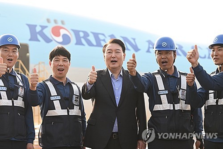 연휴 첫날 항공화물 종사자들과 함께한 윤석열 대통령(사진=연합)