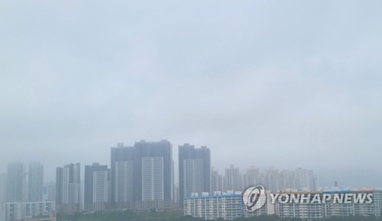 부산 광안대교에서 바라본 흐린 날씨(사진=연합)