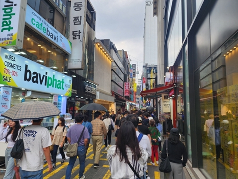 관광객으로 북적이는 명동거리(사진=연합)