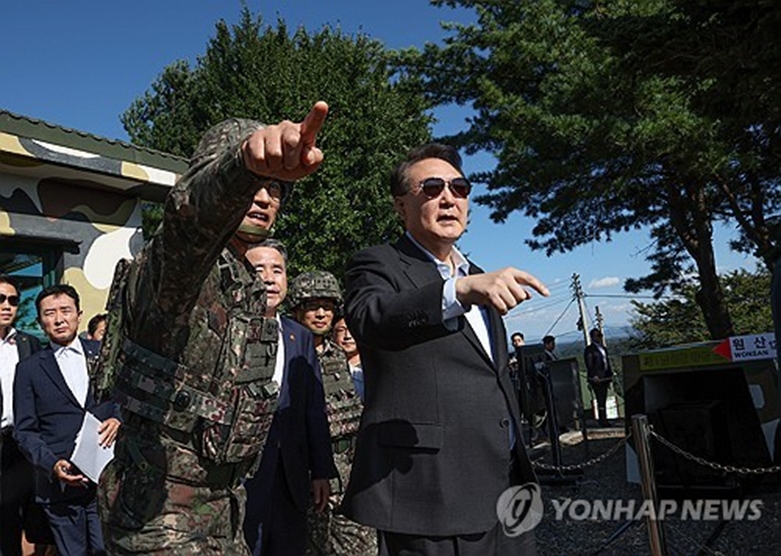 제1땅굴 설명듣는 윤석열 대통령(사진=연합)