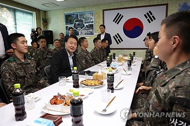 추석 연휴 중 전방부대 장병들 만난 윤석열 대통령(사진=연합)