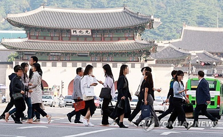 초가을 일교차... 한층 두터워진 옷차림(사진=연합)