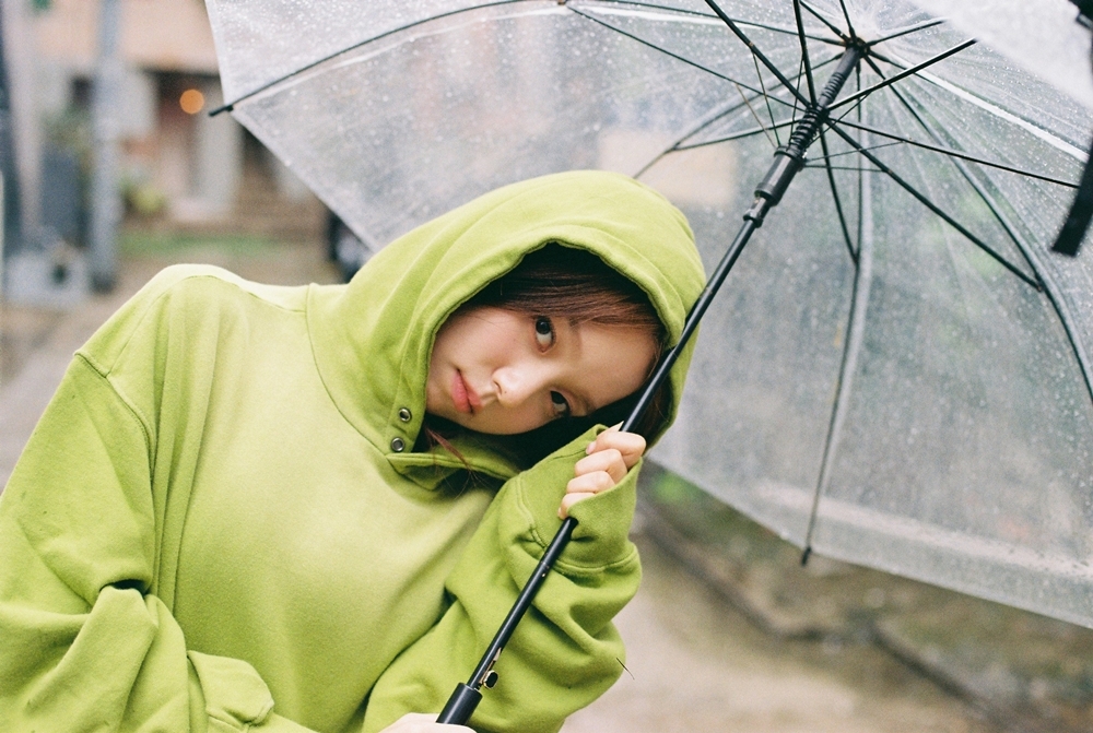 로시, 싱글 'Something Casual' 첫 티저 이미지 공개…'로블리' 매력 예고