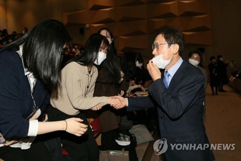 중등 신규임용예정 교사 격려하는 조희연 교육감(사진=연합)