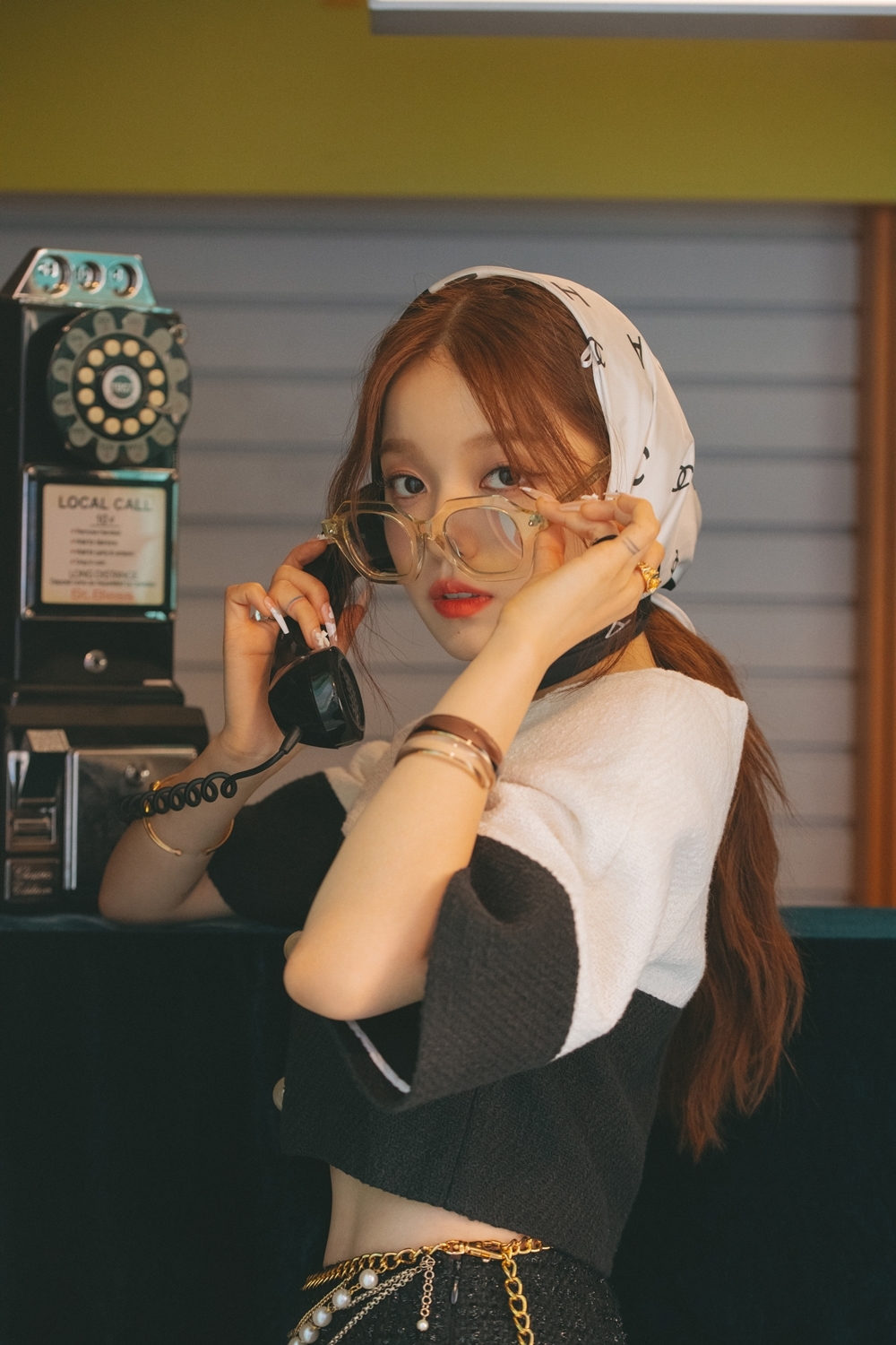 로시, 싱글 'Something Casual' 뮤직비디오 티저 이미지 공개…다채로운 표정+포즈 눈길
