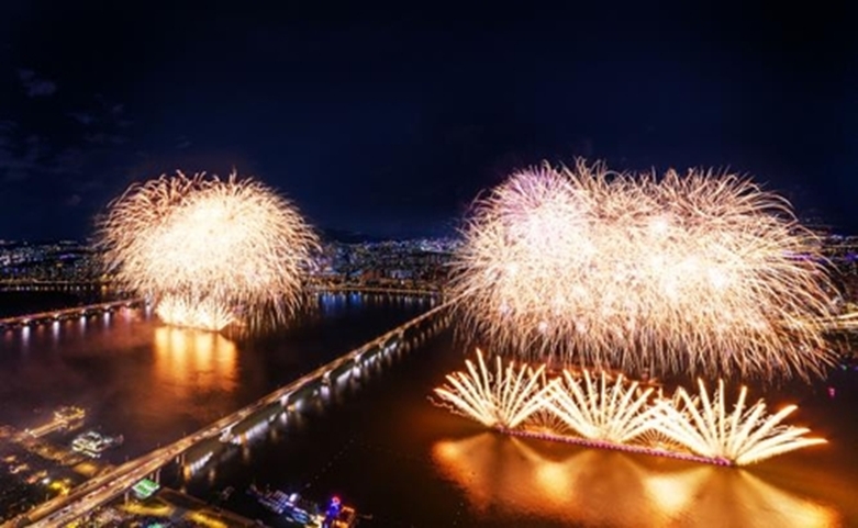 2022년 서울세계불꽃축제에서 선보인 ㈜한화의 불꽃(사진=연합)