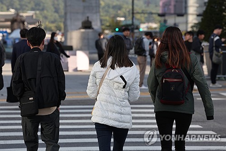 쌀쌀한 날씨에 벌써 패딩등장(사진=연합)