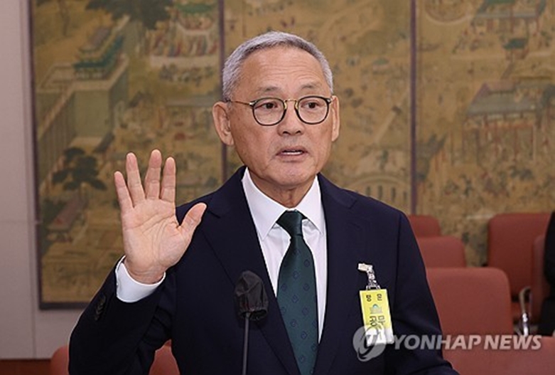 선서하는 유인촌 문화체육관광부 장관 후보자(사진=연합)