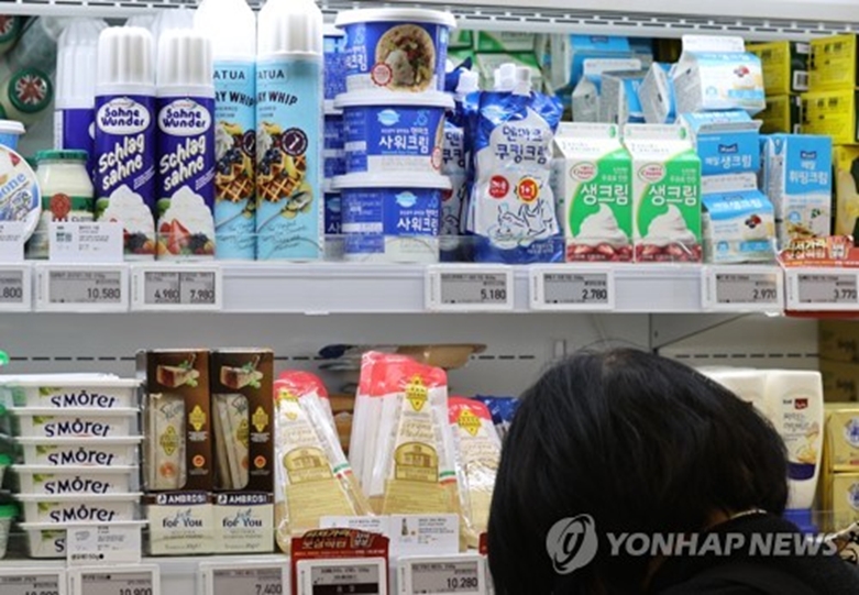 한 대형마트 유제품 매대에 진열된 생크림(사진=연합)