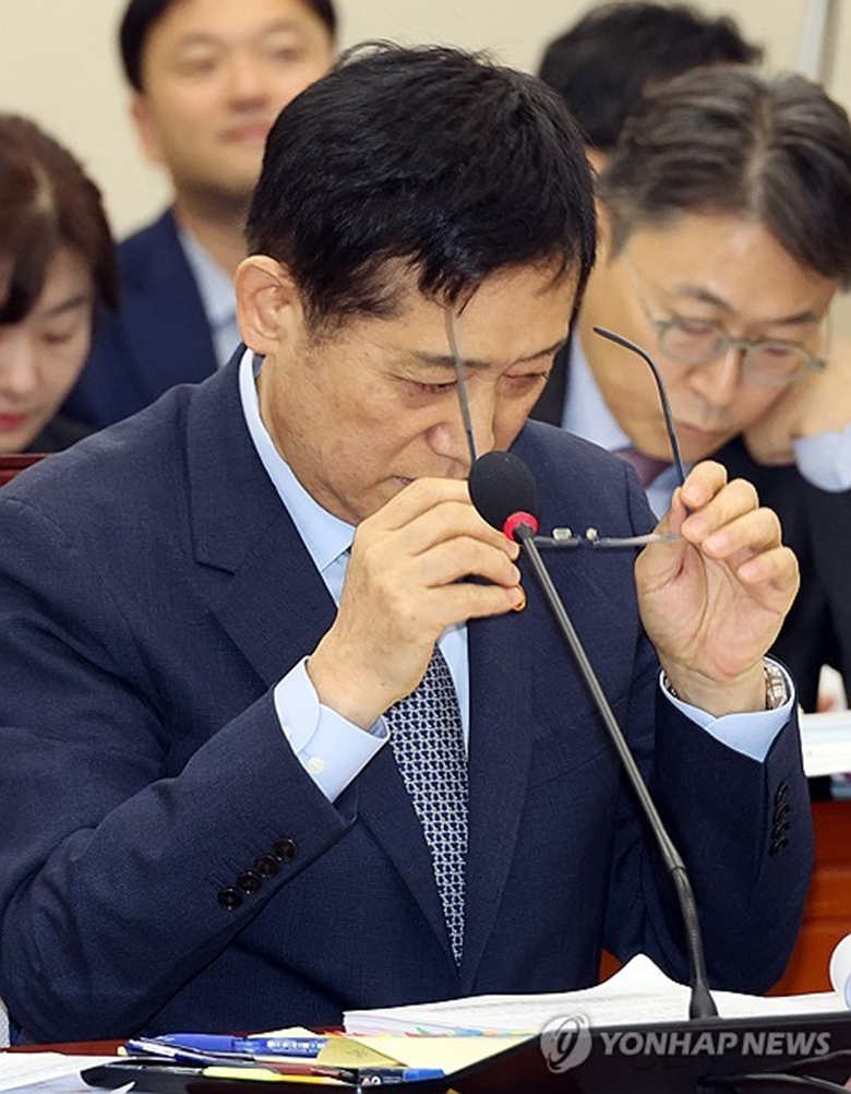 안경 만지는 금융위원장(사진=연합)
