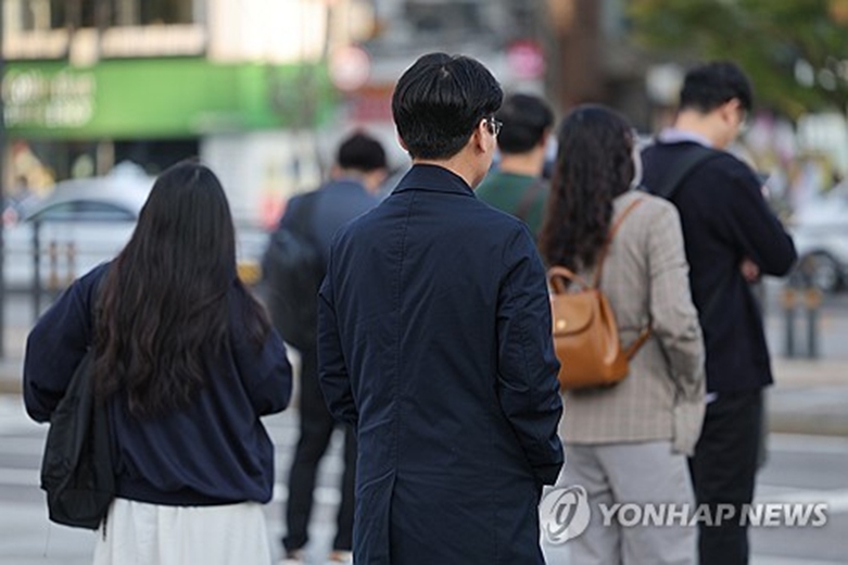 쌀쌀한 날씨에 손은 주머니로(사진=연합)