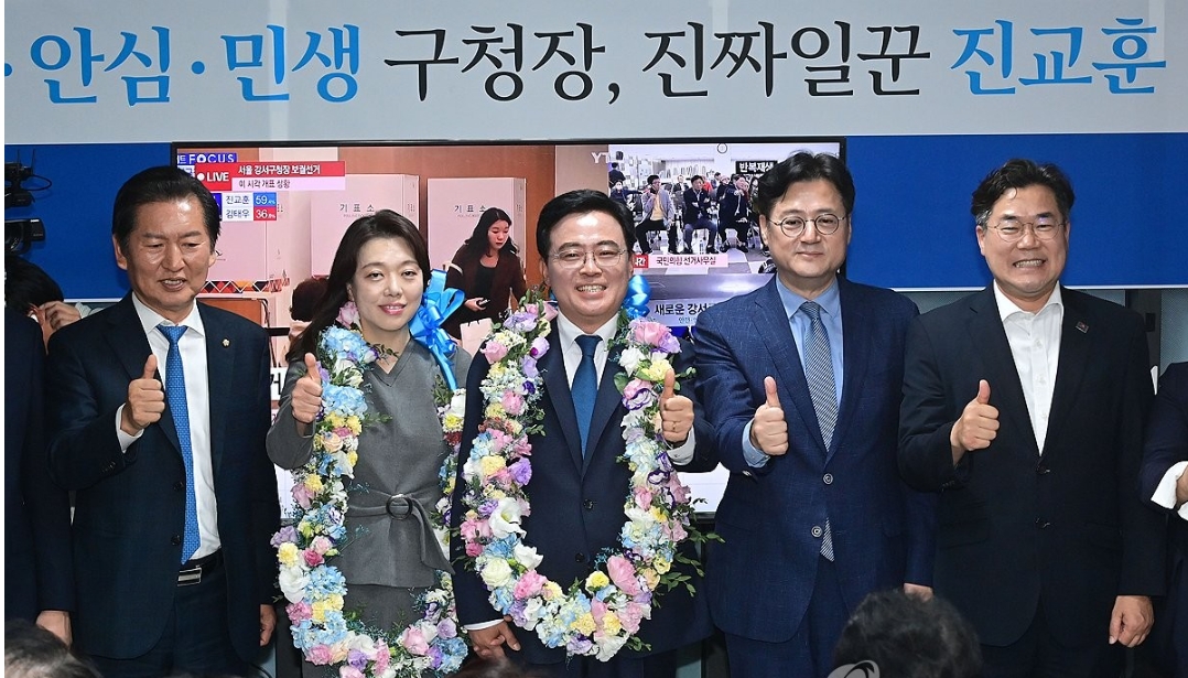 당선 확실시되자 기뻐하는 진교훈 후보(서울=연합뉴스)