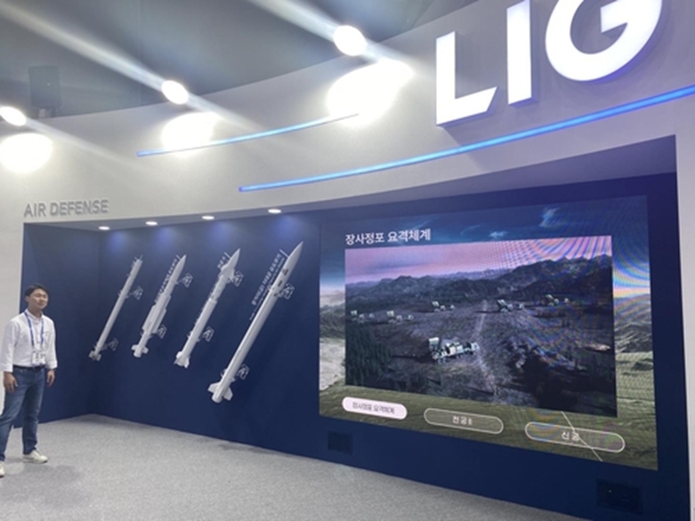 '서울 ADEX 2023' 행사장에 마련된 LIG넥스원 부스(사진=연합)