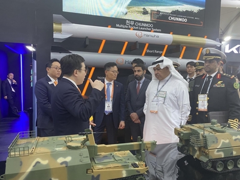 '서울 ADEX 2023' 행사장의 한화그룹 통합부스를 찾은 사우디아라비아 국방장관(사진=연합)