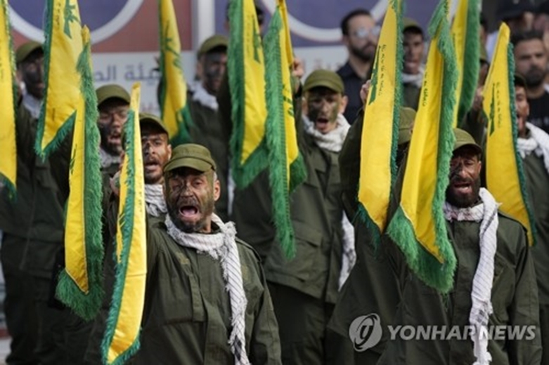 동료 장례식서 구호 외치는 헤즈볼라 대원들(사진=연합)
