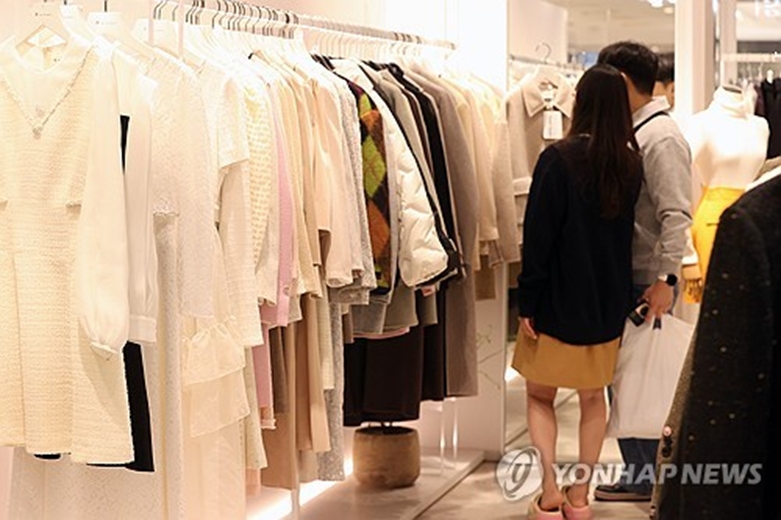 쌀쌀해진 날씨…외투 고르는 시민들(사진=연합)