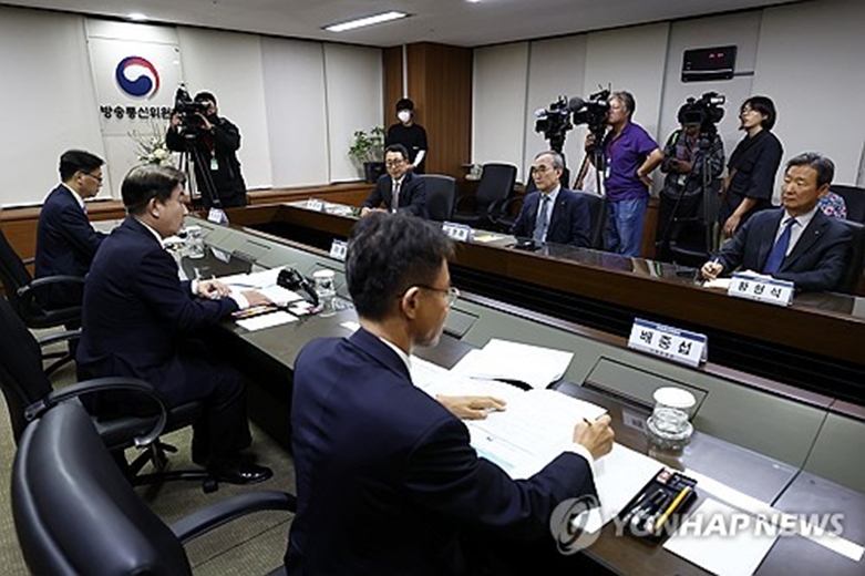 이동관 방통위원장-이동통신 3사 대표이사 첫 회동(사진=연합)