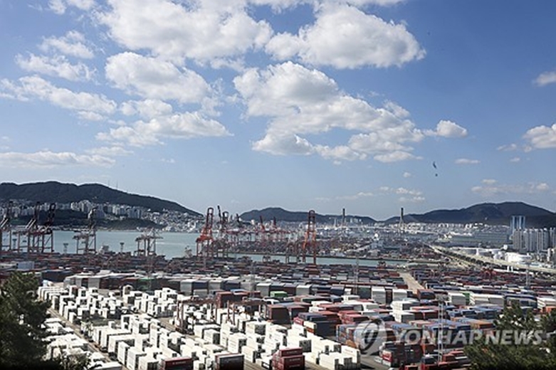 하역작업으로 분주한 부산항(사진=연합)