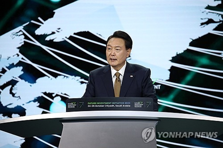 미래 투자 이니셔티브 포럼 대담 참석한 윤 대통령(사진=연합)
