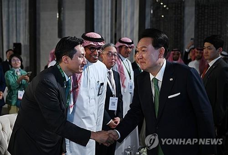 윤석열 대통령, 정기선 HD현대 사장과 악수(사진=연합)
