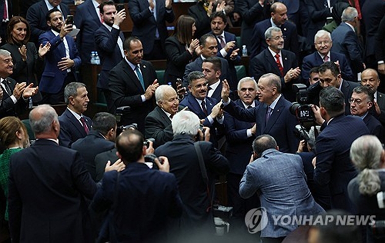 연설 후 박수받는 에르도안 대통령(사진=연합)