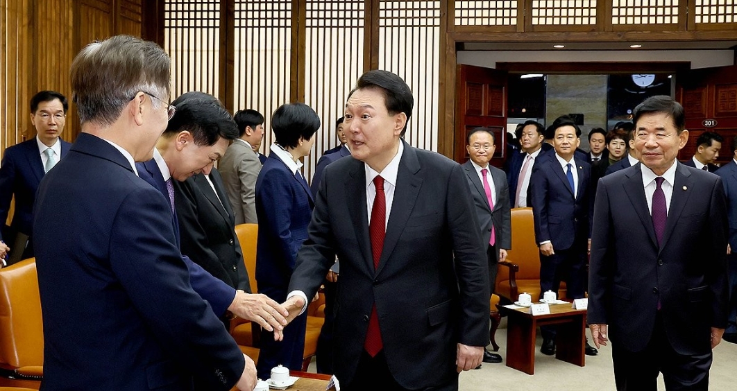 인사하는 윤석열 대통령과 이재명 대표 (서울=연합뉴스)