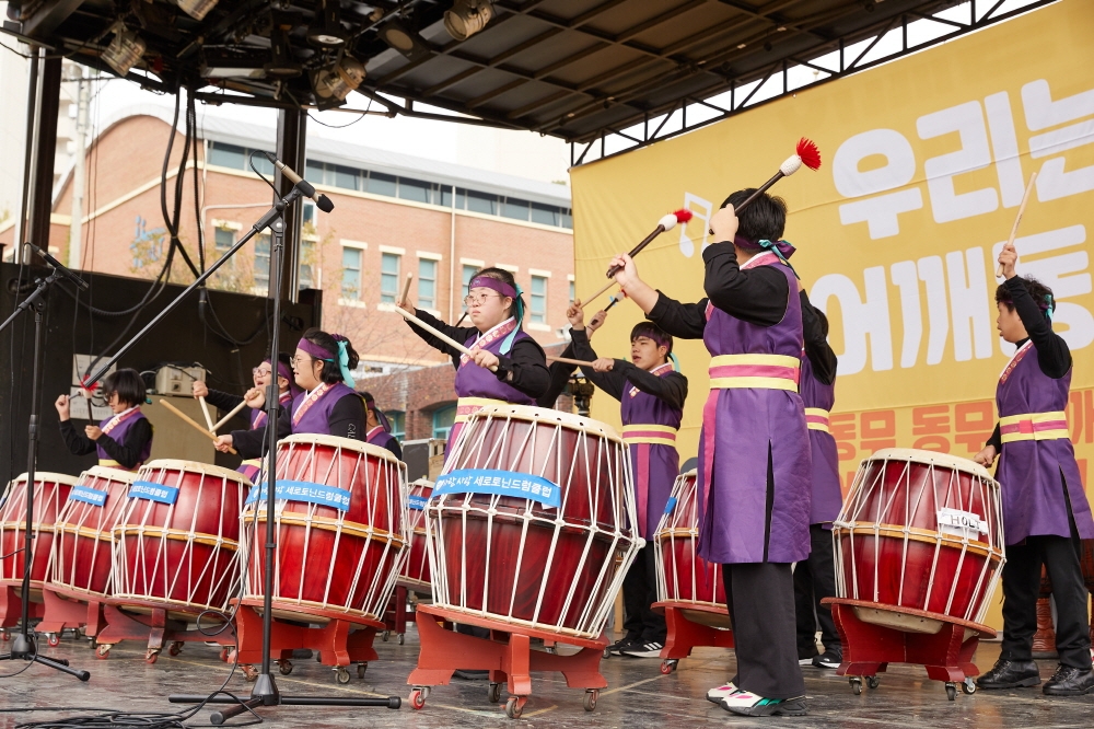 사진=음악회 첫 무대를 장식한 홀트학교의 ‘세로토닌드럼클럽’ 모듬북 공연 모습.