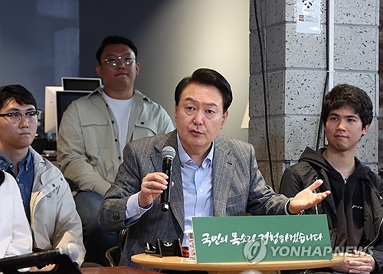 윤석열 대통령, 주부·회사원·소상공인과 비상경제민생회의(사진=연합)