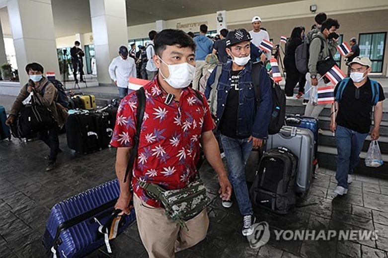 이스라엘에서 귀국하는 태국 노동자들(사진=연합)