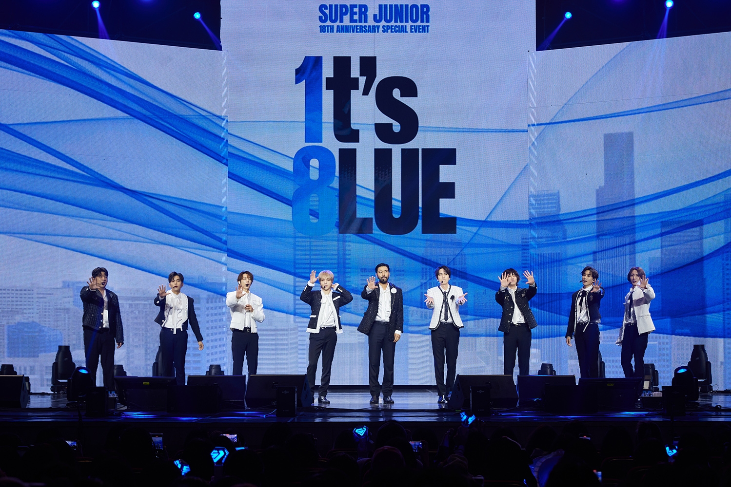 “다 같이 있을 때 제일 행복” 슈퍼주니어, 데뷔 18주년 기념 팬미팅 성황…전 세계 물들인 감동의 파란빛 물결