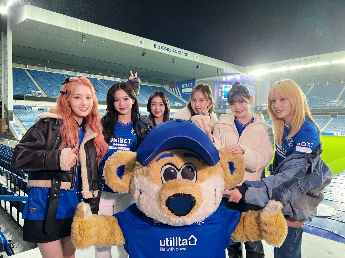 스테이씨, 스코틀랜드 명문 축구 구단 방문…‘리그 승리 기원→'Teddy Bear' 챌린지 촬영’