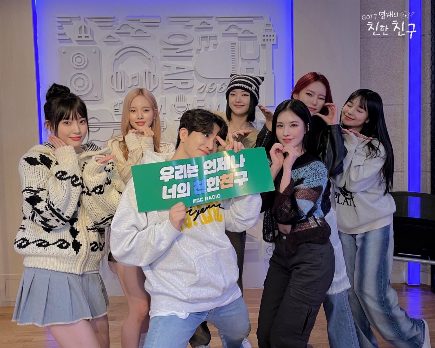 위클리, 미니 5집 발매 동시 '음악방송'→'런투유·라디오' 등 '꽉 찬' 컴백 활동