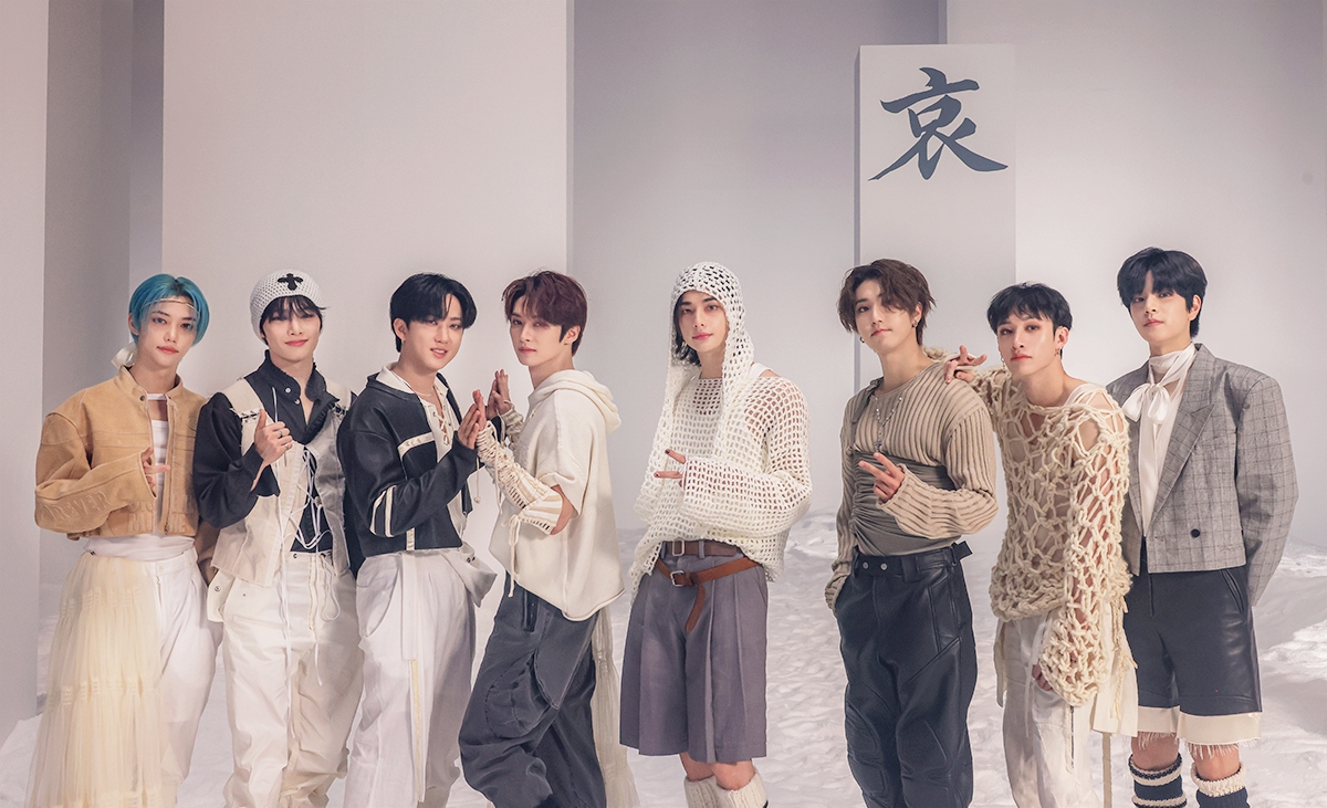스트레이 키즈, '락 (樂)' 월드와이드 인기 힘입어 뮤직비디오 비하인드 컷 공개…‘웅장한 스케일+짜릿 퍼포먼스’