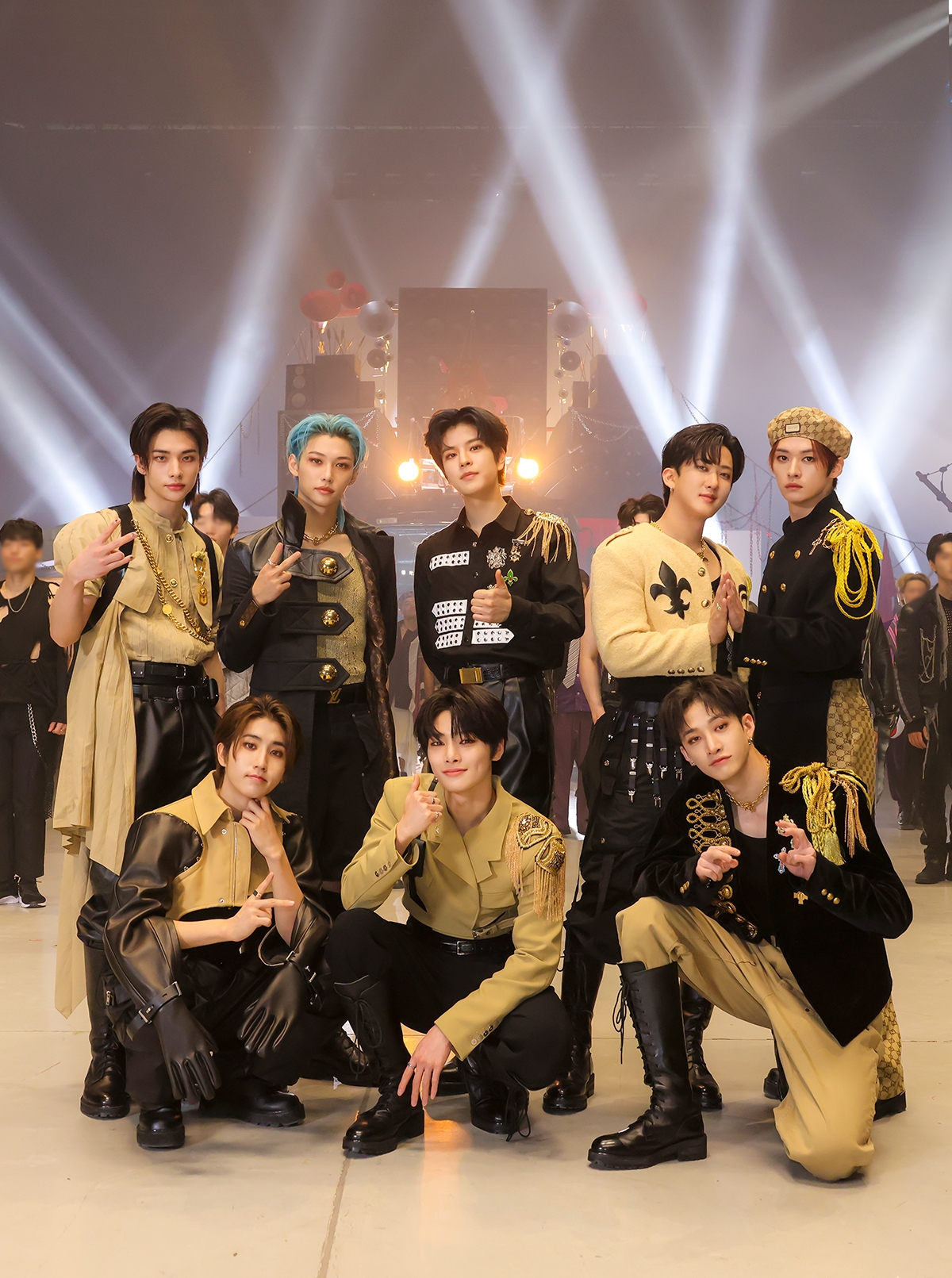 스트레이 키즈, '락 (樂)' 월드와이드 인기 힘입어 뮤직비디오 비하인드 컷 공개…‘웅장한 스케일+짜릿 퍼포먼스’