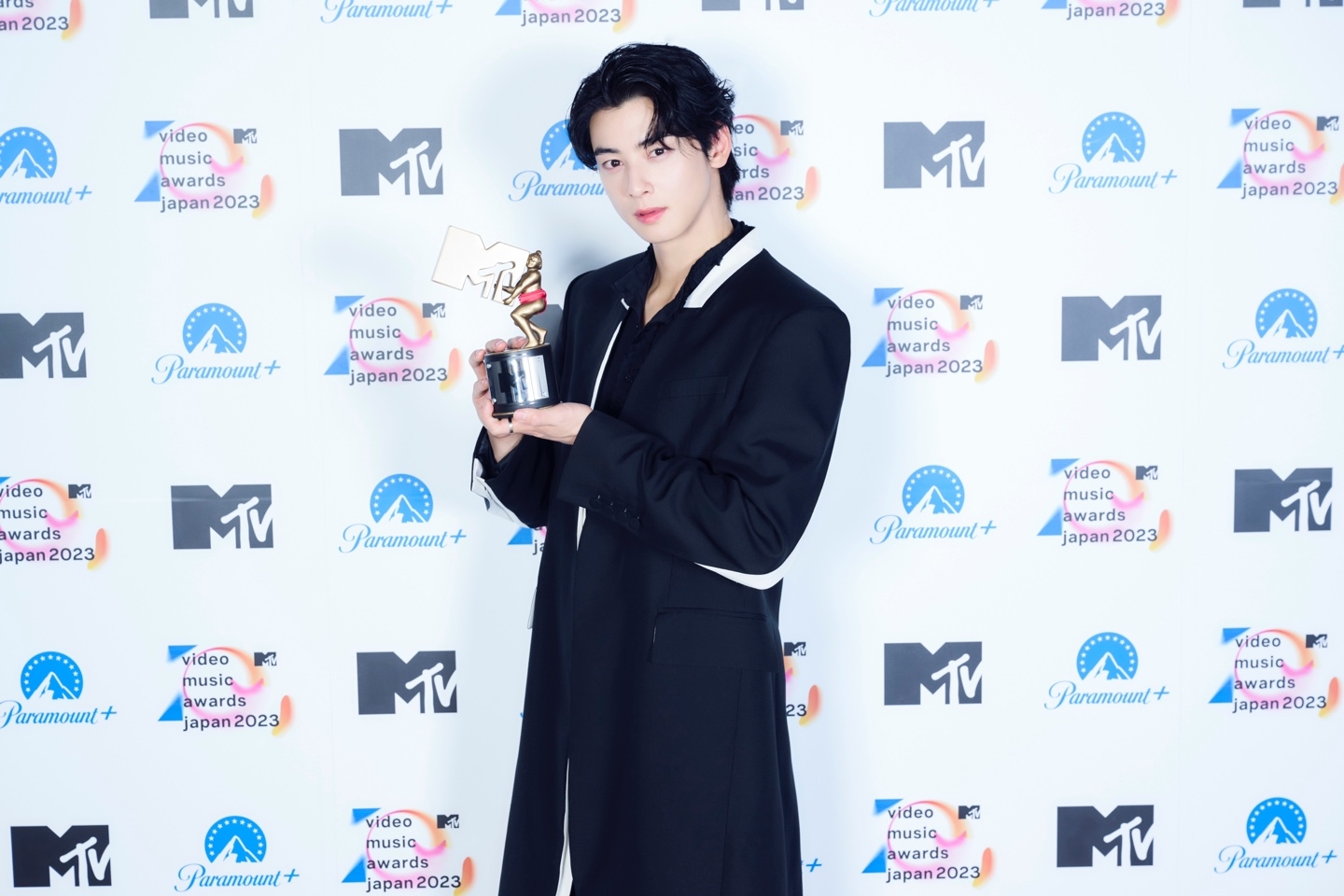 차은우, 아시아 최초 日 ‘MTV VMAJ 2023’서 ‘글로벌 아이콘 어워드’ 수상…"아로하 덕분에 값진 상 받아“