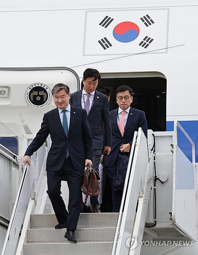 아시아태평양경제협력체(APEC) 정상회의에 참석하는 윤석열 대통령을 수행하는 조태용 국가안보실장이 15일(현지시간) 미국 샌프란시스코 국제공항에 도착, 공군 1호기에서 내리고 있다. (사진=연합)