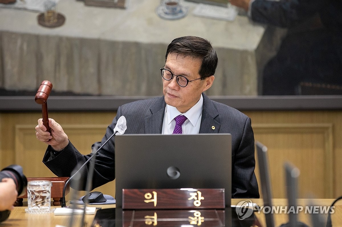 의사봉 두드리는 이창용 총재(서울=연합)