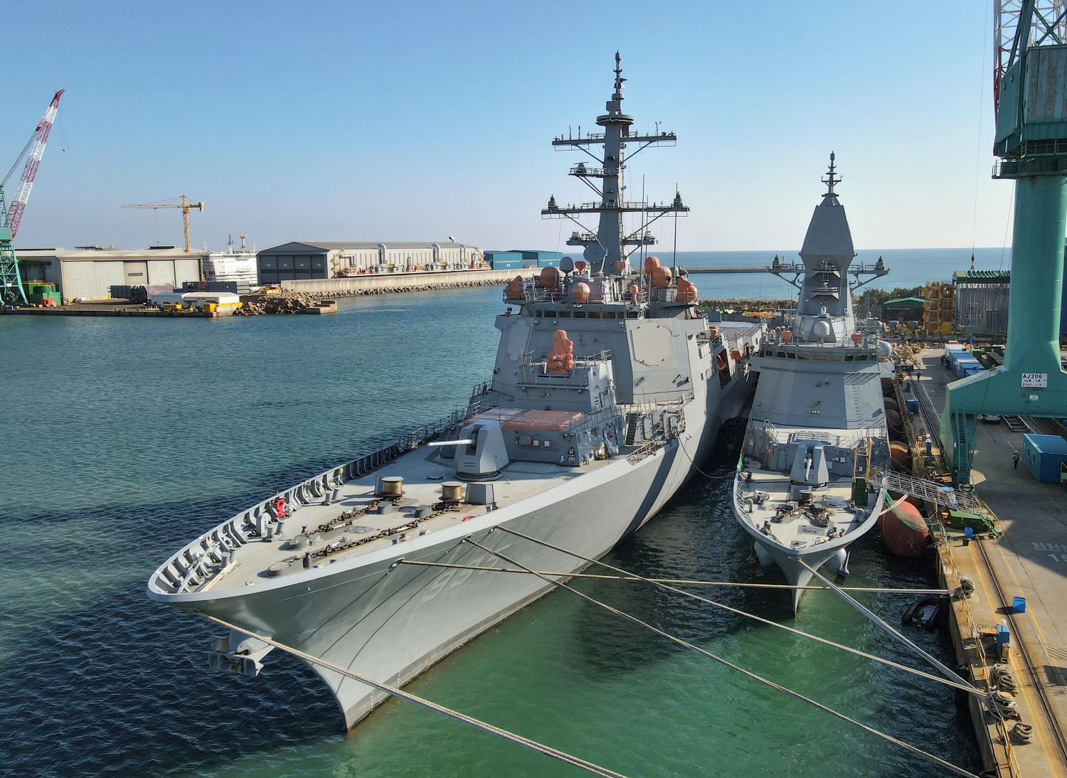 사진 설명 = HD현대중공업과 HD한국조선해양, 한국과학기술원(KAIST) 및 비엔케미칼이 세계 최초로 개발한 ‘그래핀 소재 기반 함정용 감쇠재’를 적용한 이지스함인 ‘정조대왕함’(왼쪽)과 호위함 ‘충남함’(오른쪽)